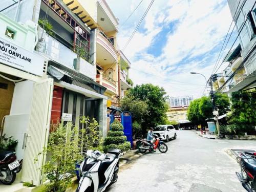 Gần trung tâm Bình Thạnh: Biệt thự 3 tầng, xe hơi trong nhà, sổ đỏ đẹp